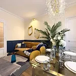 Modern Haussmann-style Parisian -6p Apartment *